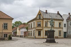 Una stradina del centro storico di Fredrikstad (Norvegia) con la statua di re Federico II°.


