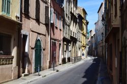 Una stradina del centro storico di La Seyne-sur-Mer, Provenza, Francia, con vecchi edifici residenziali - © drobacphoto / Shutterstock.com