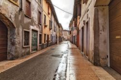 Una stradina del centro storico di Pescantina, provincia di Verona, dopo la pioggia.  