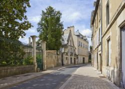 Una stradina del centro storico di Poitiers, Francia, con antiche case di epoca medievale.
