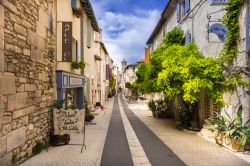 Una stradina del centro storico di Saint-Remy-de-Provence, Francia: il villaggio si trova nel dipartimento delle Bocche del Rodano nella regione della Provenza-Costa Azzurra - © Horst Lieber ...