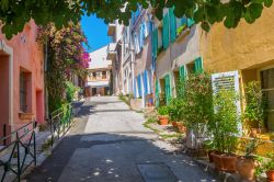 Una stradina del centro storico di Saint-Tropez, popolare jet set europeo e americano, Costa Azzurra (Francia) - © Christian Mueller / Shutterstock.com