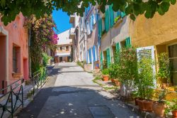 Una stradina del centro storico di Saint-Tropez, ...