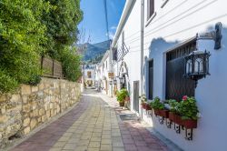 Una stradina del villaggio Beylerbeyi nei pressi di Kyrenia, Cipro. Fiori e lampioni abbelliscono le facciate degli edifici - © Nejdet Duzen / Shutterstock.com