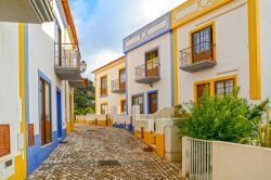 Una stradina del villaggio di Bordeira, nei pressi di Carrapateira, con edilizia residenziale (Portogallo).


