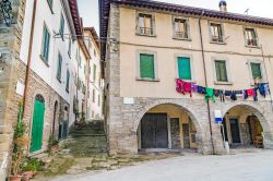 Una stradina del villaggio medievale di Palazzuolo sul Senio, provincia di Firenze, Toscana - © GoneWithTheWind / Shutterstock.com