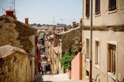 Una stradina della città di Pola, Croazia, vista dall'alto. Questa località è un bel connubio fra antichità e modernità ed è un'attrazione turistica ...