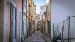 Una stradina deserta nel centro di La Ciotat, Francia - © Max Ddos / Shutterstock.com