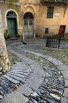Una stradina di ciottoli nel centro storico di Triora, Liguria, Imperia - © Paolo Trovo / Shutterstock.com