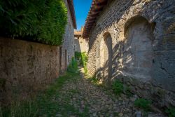 Una stradina di ciottoli nel cuore di Perouges, Francia: passeggiando per i suoi vicoli se ne respira ancora l'autentica atmosfera medievale. 

