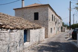Una stradina di Katomeri a Meganissi, Grecia - A rendere caratteristica questa suggestiva località dell'isola sono le abitazioni e le strette stradine su cui queste si affacciano ...