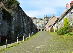 Una stradina in ciottoli che accompagna alla Gold Hill nel villaggio di Shaftesbury, Dorset, Inghilterra.
