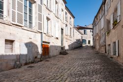 Una stradina in ciottoli nel vecchio centro storico di Cognac, Francia.

