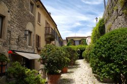 Una stradina in pietra con eleganti case affacciate nel centro storico di San Marino.
