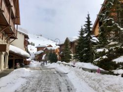 Una stradina innevata del villaggio di Les Menuires nelle Alpi francesi.



