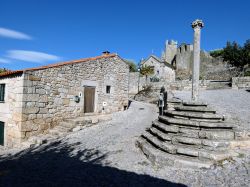 Una stradina lastricata nel centro storico di Marialva, Portogallo: qui si affacciano graziose case in pietra.
