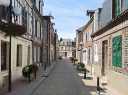 Una stradina nel centro del villaggio di Etretat, Francia. Siamo in uno dei più pittoreschi villaggi affacciati sulle acque della Manica - © vvoe / Shutterstock.com