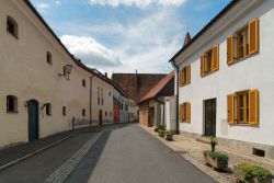 Una stradina nel centro di Bad Radkersburg, Stiria, Austria. Passeggiando per questa graziosa località termale si possono ammirare edifici antichi e moderni.
