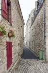 Una stradina nel centro di Carnac, Bretagna, Francia. Edifici in pietra si affacciano nella parte vecchia di Carnac creando un vero e proprio tesoro da scoprire ad ogni passo.

