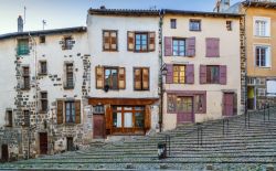 Una stradina nel centro di Le Puy-en-Velay (Francia) con case colorate.

