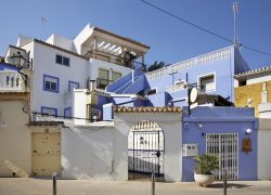 Una stradina nel centro storico di Calpe, Comunità Valenciana, Spagna - © Shevchenko Andrey / Shutterstock.com