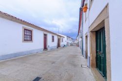 Una stradina nel centro storico di Miranda do Douro, Portogallo.
