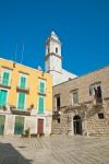 Una stradina nel centro storico di Molfetta, Puglia. Qui i vicoli hanno un caratteristico andamento a spina di pesce. 



