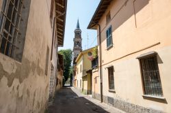 Una stradina nel centro storico di Pizzighettone, Cremona, Lombardia - © BAMO / Shutterstock.com