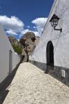 Una stradina nel centro storico di Serpa, Portogallo. Questo paese sorge su una collina a pochi chilometri dal fiume Guadiana.


