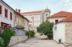 Una stradina nel centro storico di Trebinje, Bosnia Erzegovina. Siamo nell'estremo sud-est del paese, a circa 30 km dalla città croata di Dubrovnik.

