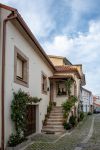 Una stradina nel villaggio portoghese di Melgaco, al confine con la Galizia - © Dolores Giraldez Alonso / Shutterstock.com