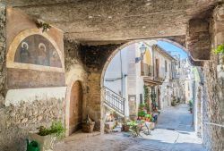 Una stradina pittoresca del borgo di Pacentro in Abruzzo