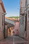 Una stradina tipica del centro storico di Campobasso, Molise, Italia.
