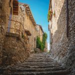 Una stretta scalinata che conduce al Castello di Pissignano in Umbria - © Paolo Paradiso / Shutterstock.com