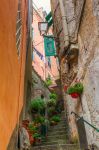 Una stretta scalinata nel cuore di Riomaggiore, La Spezia, Liguria. In questo villaggio le abitazioni seguono lo schema delle case torri sviluppandosi in altezza per tre o quattro piani.
