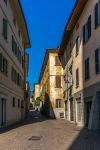 Una stretta strada del centro di Tirano in Lombardia