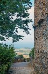 Una stretta strada panoramica a Penta di Casinca, a sud di Bastia in Corsica