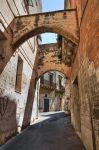 Una stretta stradina con contrafforti nel centro di Grottaglie in Puglia