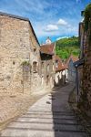 Una stretta stradina nel centro storico di Besancon, Franca Contea, Francia.

