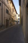 Una stretta via del centro stroico di Lastra a Signa vicino a Firenze - © Greta Gabaglio / Shutterstock.com