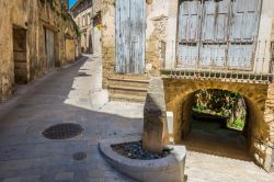 Una stretta via del centro storico di Ménerbes in una giornata di sole, Provenza, Francia.




