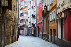 Una stretta viuzza del centro storico di Vitoria Gasteiz, Spagna.
