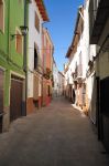 Una stretta viuzza della storica città di Sagunto, Costa del Sol, Spagna.


