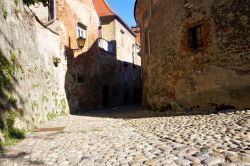 Una stretta viuzza nella città antica di Ptuj, Slovenia. Ptuj, la più antica fra tutte le località del paese, vanta una storia e tradizioni millenarie.



