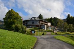 Una struttura alberghiera a Stoos, Svizzera. Con i suoi hotel, appartamenti per vacanze e alloggiamenti per gruppi, il paese di Stoos è un luogo di villeggiatura ideale per le famiglie ...