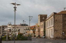 Una suggesiva veduta del centro storico di Aci Castello, provincia di Catania, Sicilia. Questa bella località siciliana è caratterizzata da un centro pieno di stradine e viuzze ...