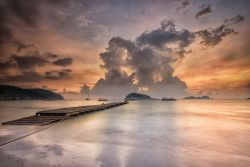 Una suggestiva alba sull'isola di Redang, Malesia. Dalla spiaggia si può ammirare il sorgere del sole con tutte le sfumature dell'arancione a colorare il cielo.
