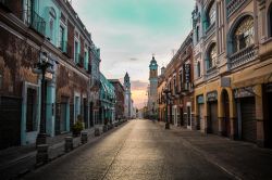 Una suggestiva alba vista da una strada della città di Puebla, Messico.

