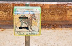 Una suggestiva buca delle lettere a Nimes (Francia) decorata con mosaici.



