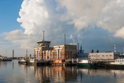 Una suggestiva formazione nuvolosa sul porto di Ostenda, Belgio. Riflessi sull'acqua del Mare del Nord - © SL-Photography / Shutterstock.com